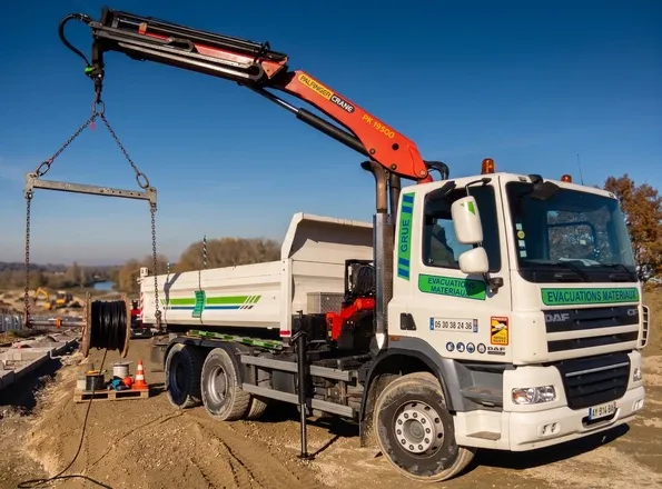 Camion grue positionné sur un chantier toulousain