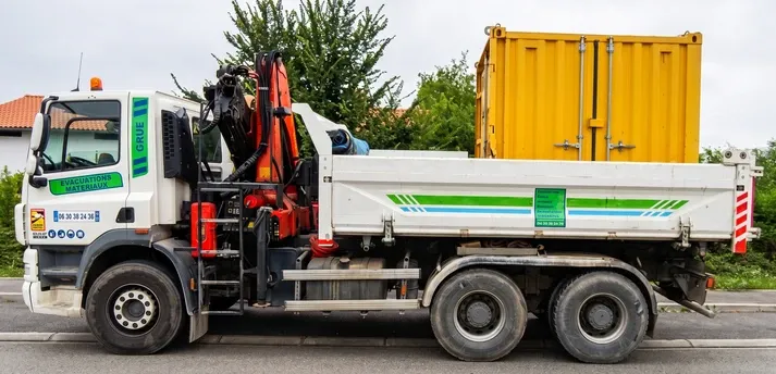 Camion grue transportant un conteneur