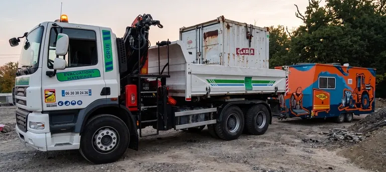 Transport et levage d'un équipement avec un camion grue